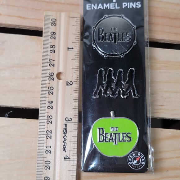 Set of 3 THE BEATLES Enamel Pins NEW / SEALED - Picture 4 of 4